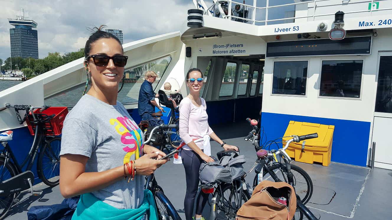 Ferry de bicicletas y pasajeros gratis Amsterdam